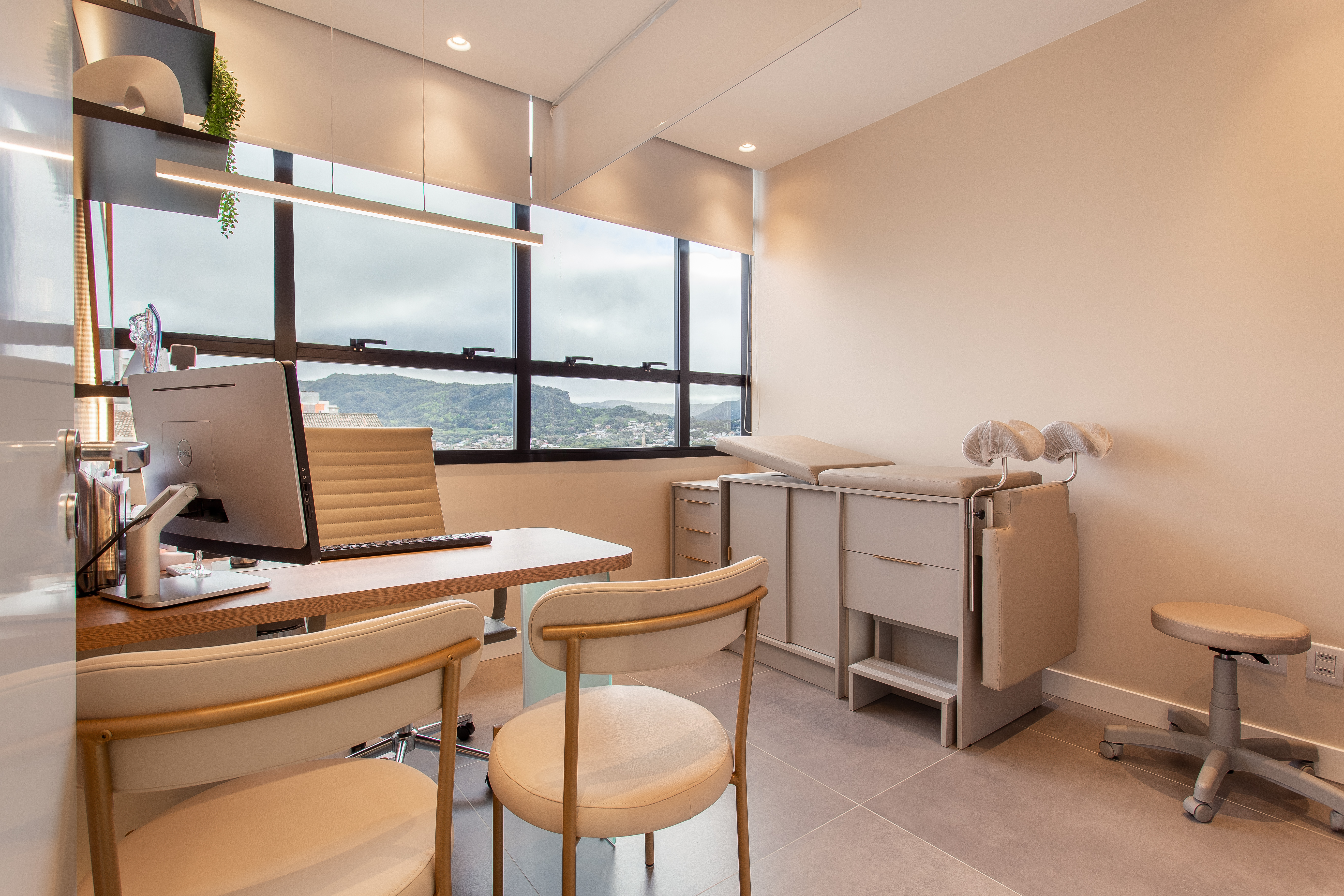 Consultório médico moderno com vista panorâmica — projeto Jéssica Nicola Arquitetura