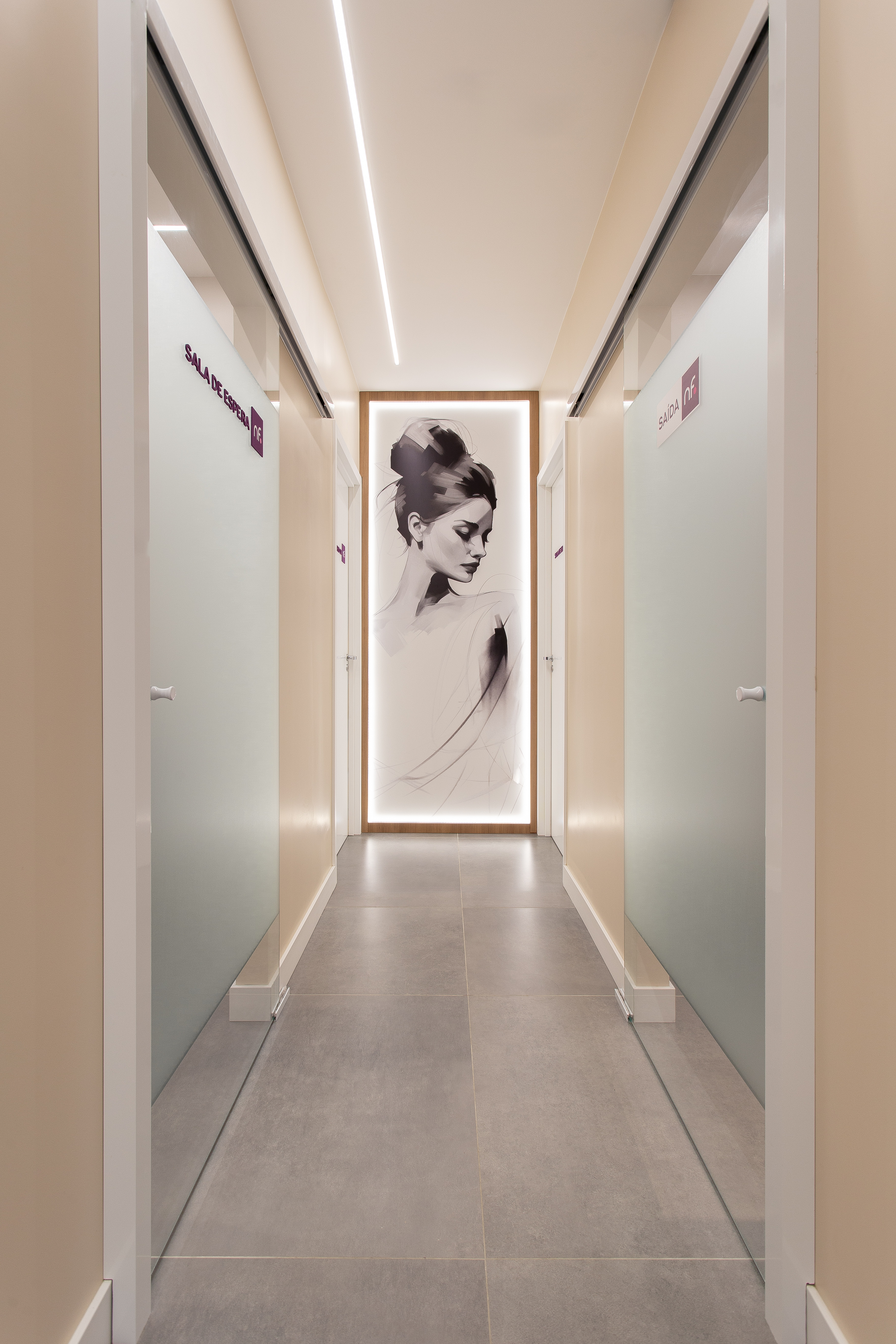 Corredor de clínica médica com iluminação LED e portas de vidro — Jéssica Nicola Arquitetura
