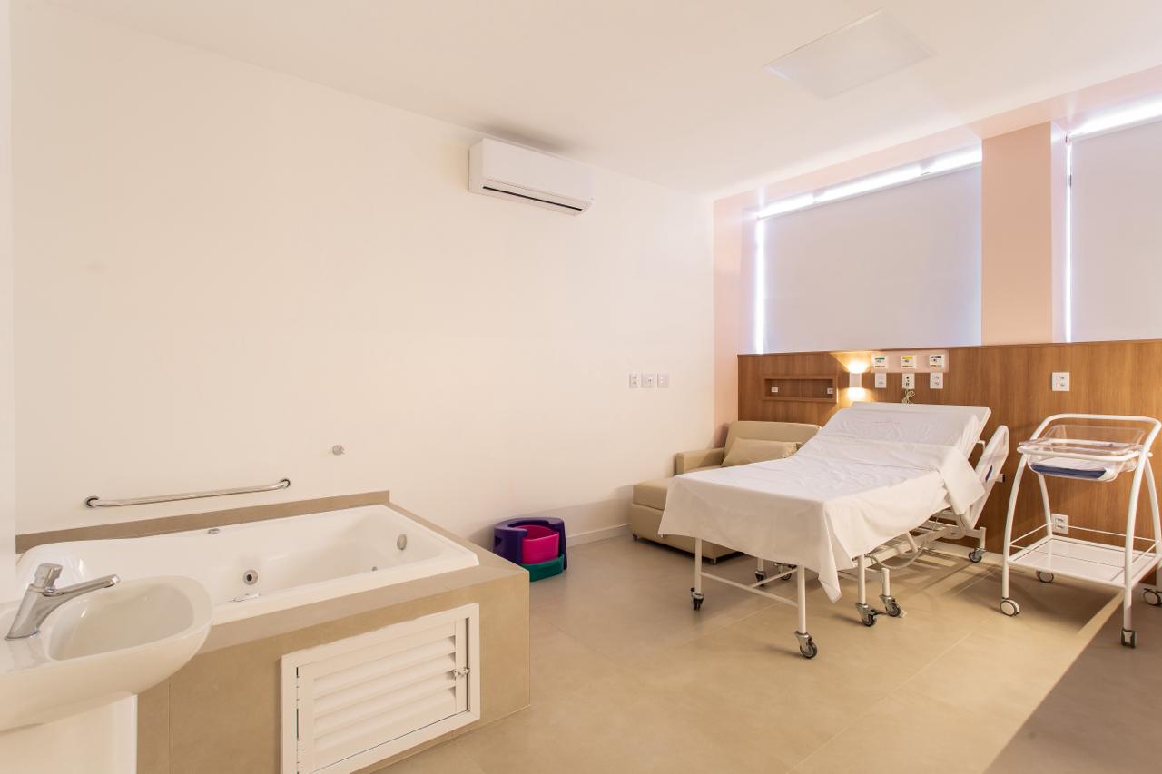 Quarto de maternidade humanizado com banheira de parto — Jéssica Nicola Arquitetura