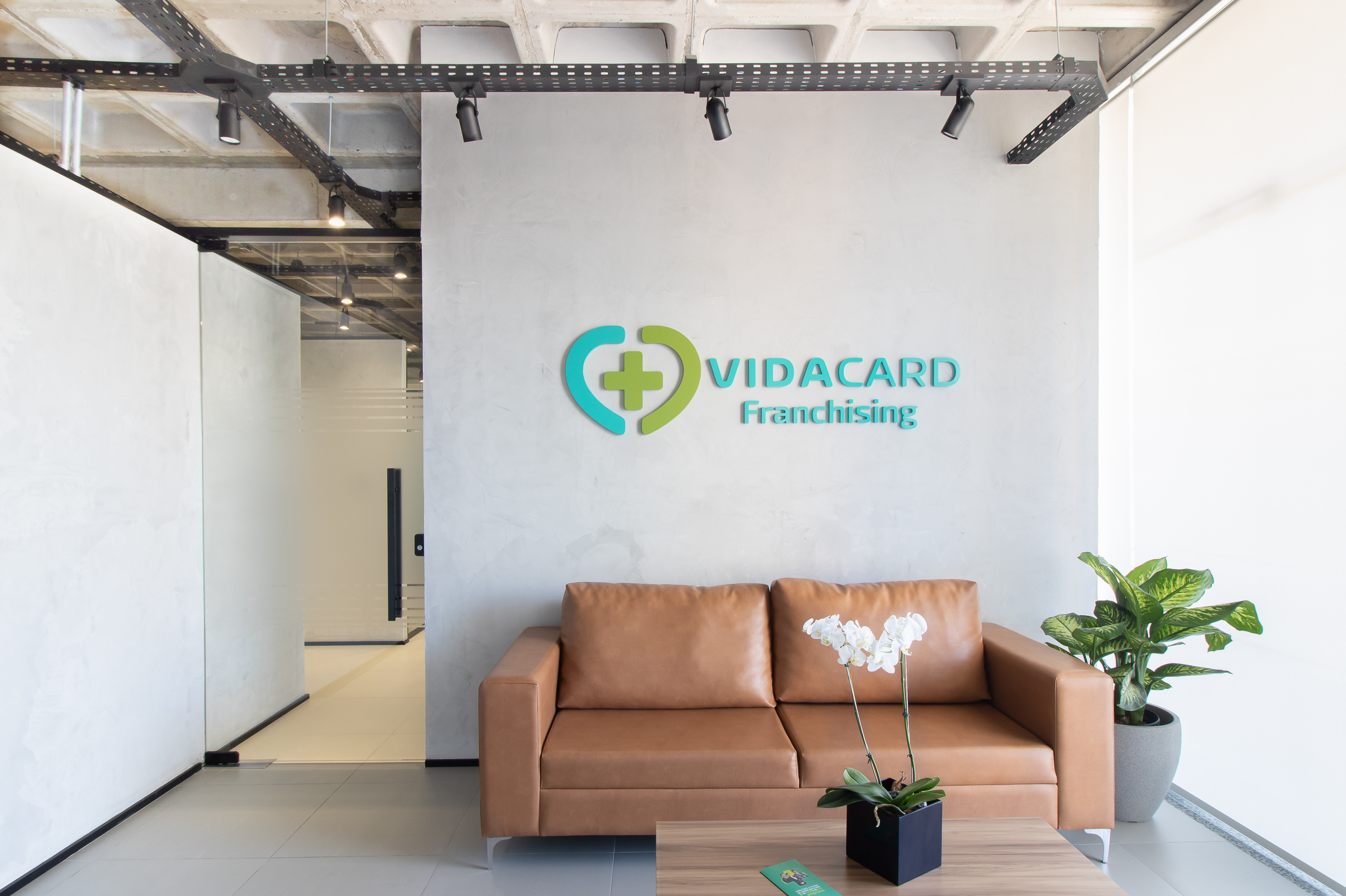 Recepção de franquia de saúde — projeto corporativo Jéssica Nicola Arquitetura